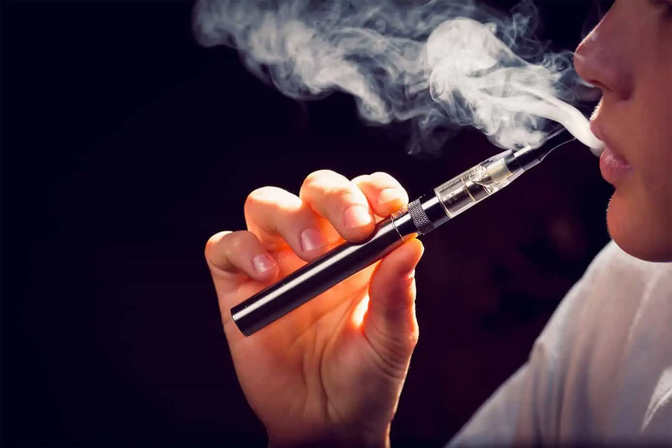 hand holding a vape pen
