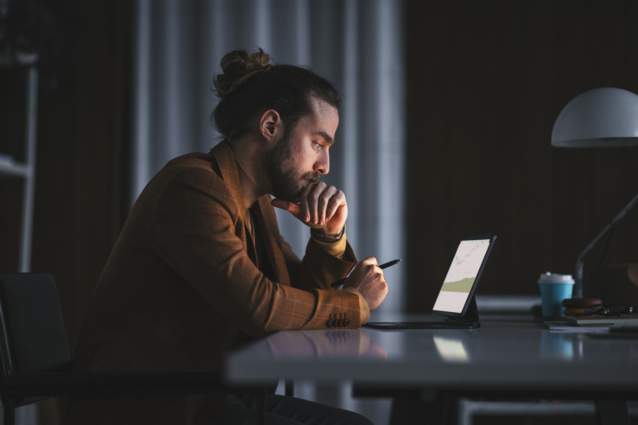 man researching inpatient vs outpatient addiction treatment near me